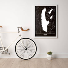 Lade das Bild in den Galerie-Viewer, Ammersee Dark Poster - Minimal - Vorschau in einem hellen Zimmer mit Fahrrad an Wand angelehnt