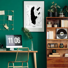 Lade das Bild in den Galerie-Viewer, Ammersee Light Poster - Minimal - Vorschau über Schreibtisch in einem Zimmer mit grüner Wand und Holzmöbel
