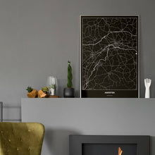 Lade das Bild in den Galerie-Viewer, Amstetten Dark Poster - Minimal - Vorschau in einem eleganten Zimmer mit Kamin und grauer Wandfarbe