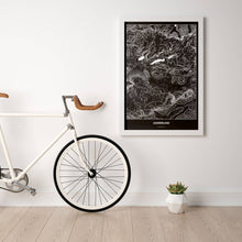 Lade das Bild in den Galerie-Viewer, Ausseerland Dark Poster - Minimal - Vorschau in einem hellen Zimmer mit Fahrrad an Wand angelehnt