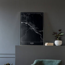 Lade das Bild in den Galerie-Viewer, Bludenz Dark Poster - Minimal - Vorschau in einem eleganten Zimmer mit Sessel und grauer Wand