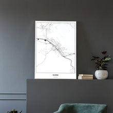 Lade das Bild in den Galerie-Viewer, Bludenz Light Poster - Minimal - Vorschau in einem eleganten Zimmer mit Sessel und grauer Wand