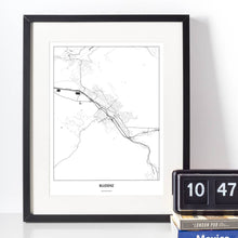 Lade das Bild in den Galerie-Viewer, Bludenz Light Poster - Minimal - Vorschau vor weißer Wand zusammen mit Dekoartikeln