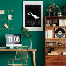 Lade das Bild in den Galerie-Viewer, Bodensee Dark Poster - Minimal - Vorschau über Schreibtisch in einem Zimmer mit grüner Wand und Holzmöbel
