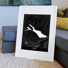 Lade das Bild in den Galerie-Viewer, Bodensee Dark Poster - Minimal - Vorschau am Boden auf Couch angelehnt in einem Wohnzimmer