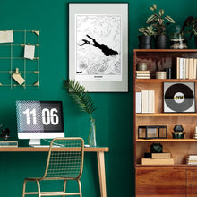 Lade das Bild in den Galerie-Viewer, Bodensee Light Poster - Minimal - Vorschau über Schreibtisch in einem Zimmer mit grüner Wand und Holzmöbel
