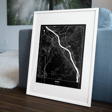 Lade das Bild in den Galerie-Viewer, Bonn Dark Poster - Minimal - Vorschau in einem Wohnzimmer am Boden aufgestellt und auf der Couch angelehnt