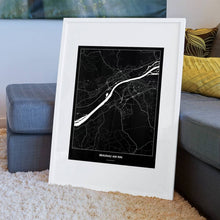 Lade das Bild in den Galerie-Viewer, Braunau am Inn Dark Poster - Minimal - Vorschau am Boden auf Couch angelehnt in einem Wohnzimmer