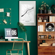 Lade das Bild in den Galerie-Viewer, Braunau am Inn Light Poster - Minimal - Vorschau über Schreibtisch in einem Zimmer mit grüner Wand und Holzmöbel