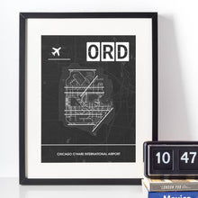 Lade das Bild in den Galerie-Viewer, Chicago O’Hare International Airport (Flughafen ORD / KORD) Dark Poster - Minimal - Vorschau vor weißer Wand zusammen mit Dekoartikeln