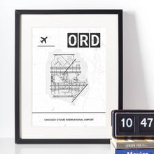 Lade das Bild in den Galerie-Viewer, Chicago O’Hare International Airport (Flughafen ORD / KORD) Light Poster - Minimal - Vorschau vor weißer Wand zusammen mit Dekoartikeln