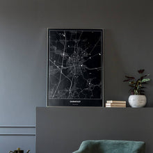 Lade das Bild in den Galerie-Viewer, Darmstadt Dark Poster - Minimal - Vorschau in einem eleganten Zimmer mit Sessel und grauer Wand