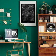 Lade das Bild in den Galerie-Viewer, Dolomiten Dark Poster - Minimal - Vorschau über Schreibtisch in einem Zimmer mit grüner Wand und Holzmöbel
