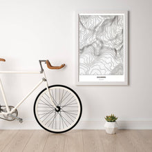 Lade das Bild in den Galerie-Viewer, Dolomiten Light Poster - Minimal - Vorschau in einem hellen Zimmer mit Fahrrad an Wand angelehnt