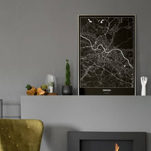 Lade das Bild in den Galerie-Viewer, Dresden Dark Poster - Minimal - Vorschau in einem eleganten Zimmer mit Kamin und grauer Wandfarbe