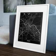 Lade das Bild in den Galerie-Viewer, Dresden Dark Poster - Minimal - Vorschau in einem Wohnzimmer am Boden aufgestellt und auf der Couch angelehnt
