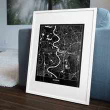 Lade das Bild in den Galerie-Viewer, Duisburg Dark Poster - Minimal - Vorschau in einem Wohnzimmer am Boden aufgestellt und auf der Couch angelehnt