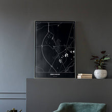 Lade das Bild in den Galerie-Viewer, Ebreichsdorf Dark Poster - Minimal - Vorschau in einem eleganten Zimmer mit Sessel und grauer Wand