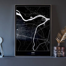 Lade das Bild in den Galerie-Viewer, Enns Dark Poster - Minimal - Vorschau neben Dekoartikeln vor dunkelgrauer Wand