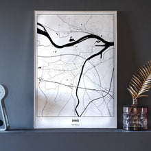 Lade das Bild in den Galerie-Viewer, Enns Light Poster - Minimal - Vorschau neben Dekoartikeln vor dunkelgrauer Wand