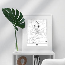 Lade das Bild in den Galerie-Viewer, Erfurt Light Poster - Minimal - Vorschau in einem hellen Zimmer auf Möbel positioniert