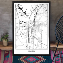 Lade das Bild in den Galerie-Viewer, Erlangen Light Poster - Minimal - Vorschau aufgestellt auf Boden an grauer Wand angelehnt