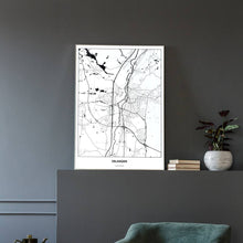 Lade das Bild in den Galerie-Viewer, Erlangen Light Poster - Minimal - Vorschau in einem eleganten Zimmer mit Sessel und grauer Wand