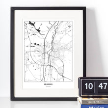 Lade das Bild in den Galerie-Viewer, Erlangen Light Poster - Minimal - Vorschau vor weißer Wand zusammen mit Dekoartikeln