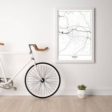 Lade das Bild in den Galerie-Viewer, Feldbach Light Poster - Minimal - Vorschau in einem hellen Zimmer mit Fahrrad an Wand angelehnt