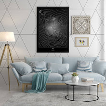 Lade das Bild in den Galerie-Viewer, Fuji Dark Poster - Minimal - Vorschau in einem hell eingerichtetem Wohnzimmer