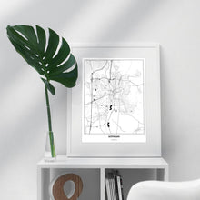 Lade das Bild in den Galerie-Viewer, Göttingen Light Poster - Minimal - Vorschau in einem hellen Zimmer auf Möbel positioniert