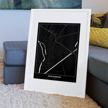 Lade das Bild in den Galerie-Viewer, Groß-Enzersdorf Dark Poster - Minimal - Vorschau am Boden auf Couch angelehnt in einem Wohnzimmer