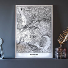 Lade das Bild in den Galerie-Viewer, Großer Priel Light Poster - Minimal - Vorschau neben Dekoartikeln vor dunkelgrauer Wand