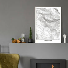Lade das Bild in den Galerie-Viewer, Großglockner Light Poster - Minimal - Vorschau in einem eleganten Zimmer mit Kamin und grauer Wandfarbe