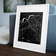 Lade das Bild in den Galerie-Viewer, Hagen Dark Poster - Minimal - Vorschau in einem Wohnzimmer am Boden aufgestellt und auf der Couch angelehnt