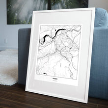 Lade das Bild in den Galerie-Viewer, Hagen Light Poster - Minimal - Vorschau in einem Wohnzimmer am Boden aufgestellt und auf der Couch angelehnt