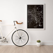 Lade das Bild in den Galerie-Viewer, Hannover Dark Poster - Minimal - Vorschau in einem hellen Zimmer mit Fahrrad an Wand angelehnt