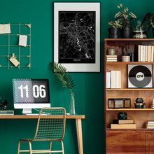 Lade das Bild in den Galerie-Viewer, Hannover Dark Poster - Minimal - Vorschau über Schreibtisch in einem Zimmer mit grüner Wand und Holzmöbel