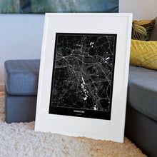 Lade das Bild in den Galerie-Viewer, Hannover Dark Poster - Minimal - Vorschau am Boden auf Couch angelehnt in einem Wohnzimmer