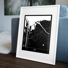 Lade das Bild in den Galerie-Viewer, Hard Dark Poster - Minimal - Vorschau in einem Wohnzimmer am Boden aufgestellt und auf der Couch angelehnt