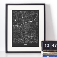 Lade das Bild in den Galerie-Viewer, Herne Dark Poster - Minimal - Vorschau vor weißer Wand zusammen mit Dekoartikeln