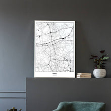 Lade das Bild in den Galerie-Viewer, Herne Light Poster - Minimal - Vorschau in einem eleganten Zimmer mit Sessel und grauer Wand