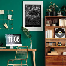 Lade das Bild in den Galerie-Viewer, Hochkönig Dark Poster - Minimal - Vorschau über Schreibtisch in einem Zimmer mit grüner Wand und Holzmöbel
