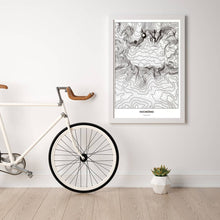 Lade das Bild in den Galerie-Viewer, Hochkönig Light Poster - Minimal - Vorschau in einem hellen Zimmer mit Fahrrad an Wand angelehnt