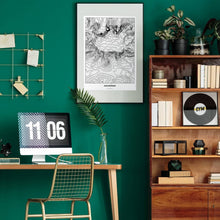 Lade das Bild in den Galerie-Viewer, Hochkönig Light Poster - Minimal - Vorschau über Schreibtisch in einem Zimmer mit grüner Wand und Holzmöbel
