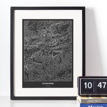 Lade das Bild in den Galerie-Viewer, Hochschwab Dark Poster - Minimal - Vorschau vor weißer Wand zusammen mit Dekoartikeln