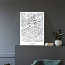 Lade das Bild in den Galerie-Viewer, Hochschwab Light Poster - Minimal - Vorschau in einem eleganten Zimmer mit Sessel und grauer Wand

