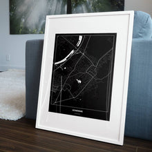 Lade das Bild in den Galerie-Viewer, Hohenems Dark Poster - Minimal - Vorschau in einem Wohnzimmer am Boden aufgestellt und auf der Couch angelehnt