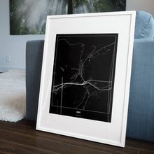 Lade das Bild in den Galerie-Viewer, Imst Dark Poster - Minimal - Vorschau in einem Wohnzimmer am Boden aufgestellt und auf der Couch angelehnt