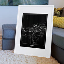 Lade das Bild in den Galerie-Viewer, Innsbruck Dark Poster - Minimal - Vorschau am Boden auf Couch angelehnt in einem Wohnzimmer